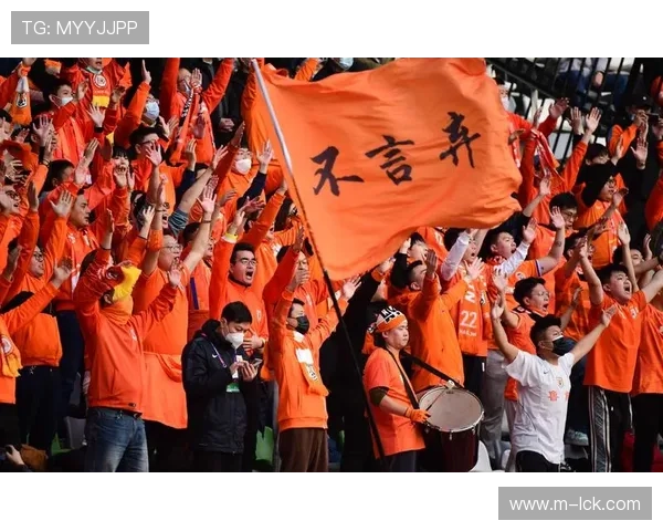 球迷现场高歌助威，朗斯主场狂热气氛成为球队第十二人